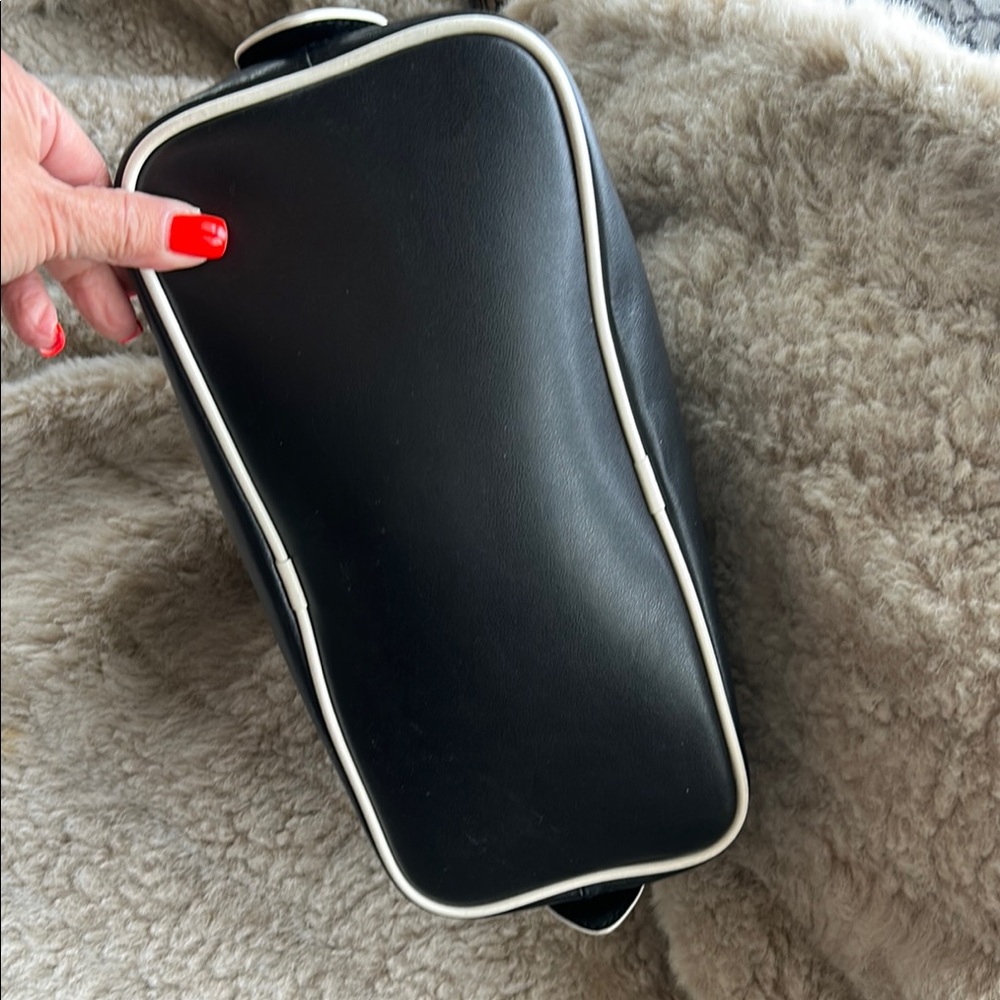 Marc Jacobs Black Satchel with Gold Hardware and Structured Design - Picture 7 of 10